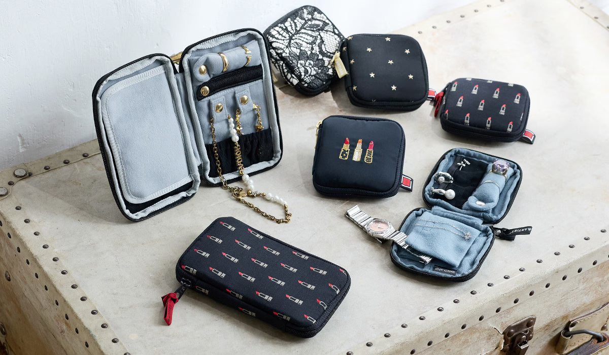 Jewelry pouches that keep necklaces and jewelry from getting tangled or damaged